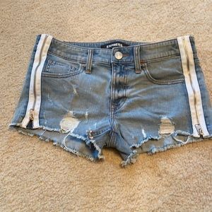 Express shorts, zipper detail